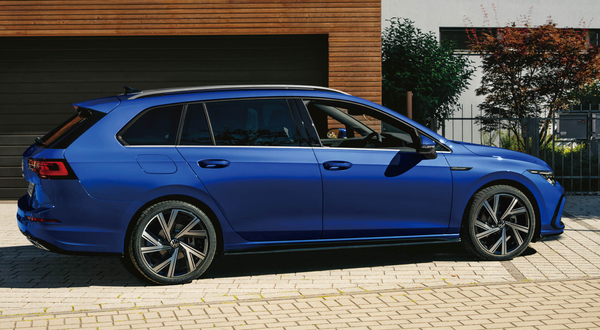 ゴルフ ヴァリアント プラチナム エディション。ゴルフは50年間で全世界3700万台以上を販売し、日本でも累計輸入台数の180万台中100万台以上がゴルフとその派生モデルという