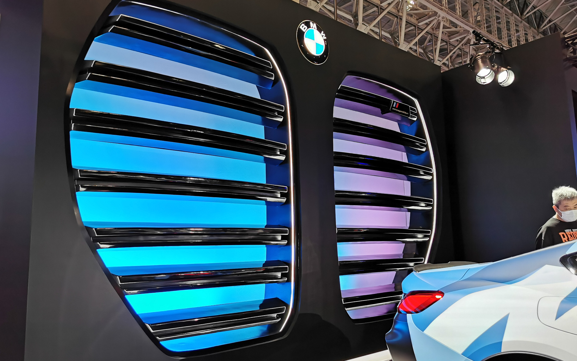 BMWブースにあった超巨大キドニーグリルも迫力がありましたよ