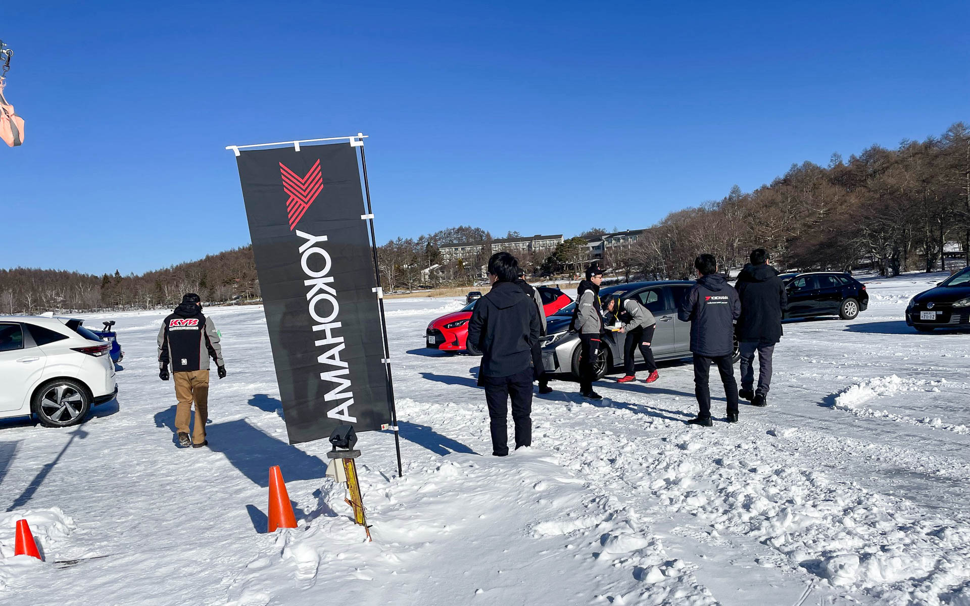 今年は岸側は地熱で氷が薄く、桟橋からしか氷に乗れない