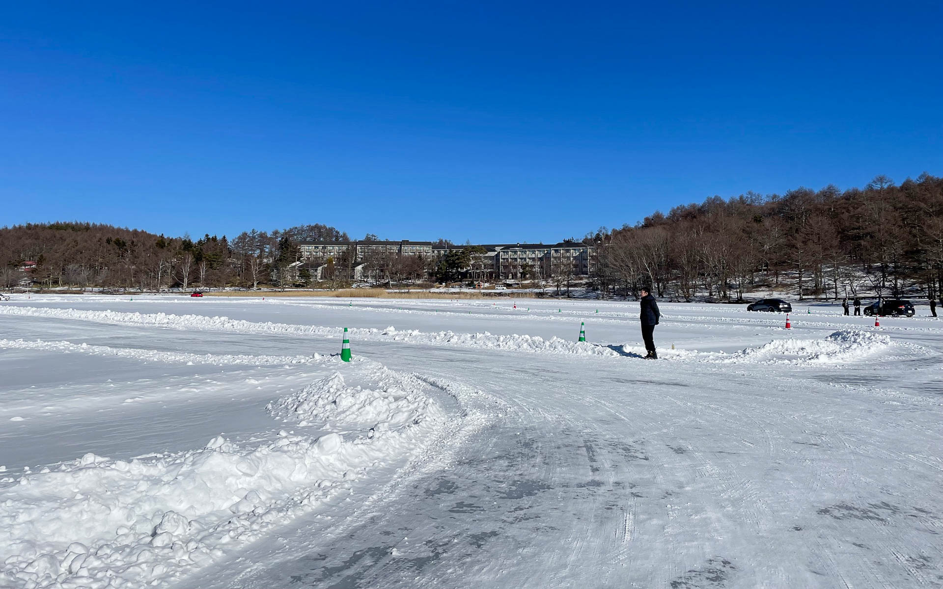 4つある円旋回には均等に行けるようスタッフが指示する。イントラが待ち構えて同乗することもあります