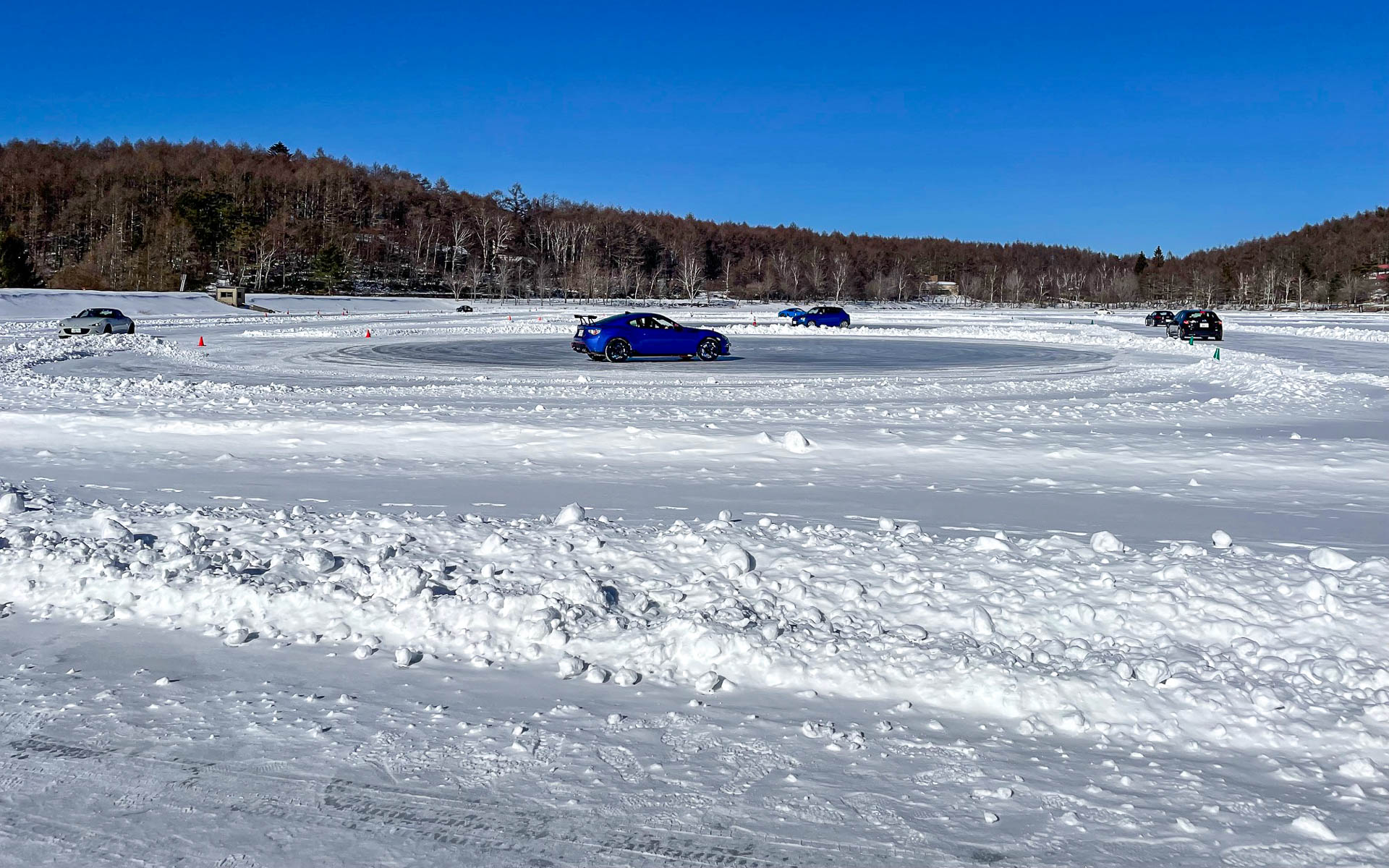 円旋回は中心に置かれたパイロンの回りをいかに小さく回るかでスライドコントロールの訓練に適する
