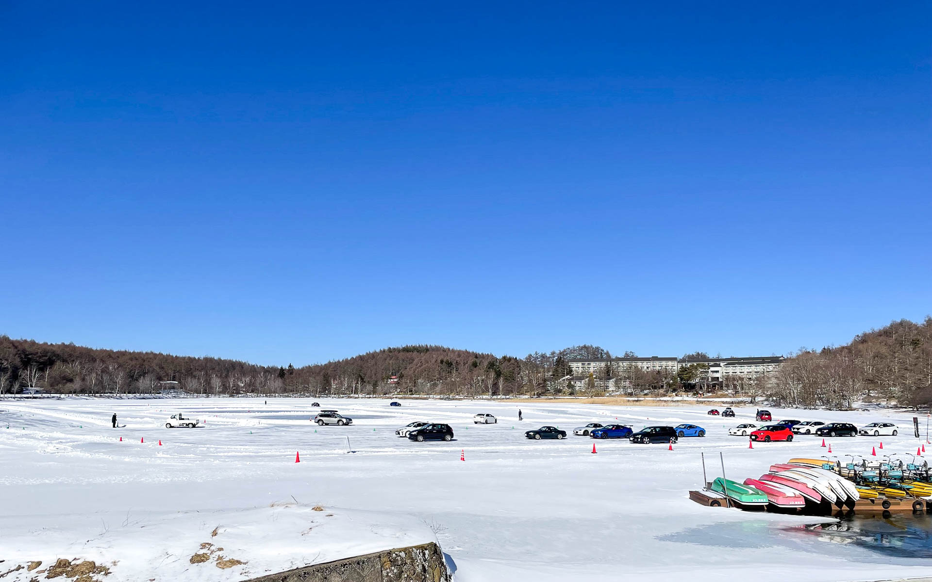 ブレーキ、円旋回、ハンドリングと3つあるコースを自分で選んで氷上で腕を磨いて楽しむ