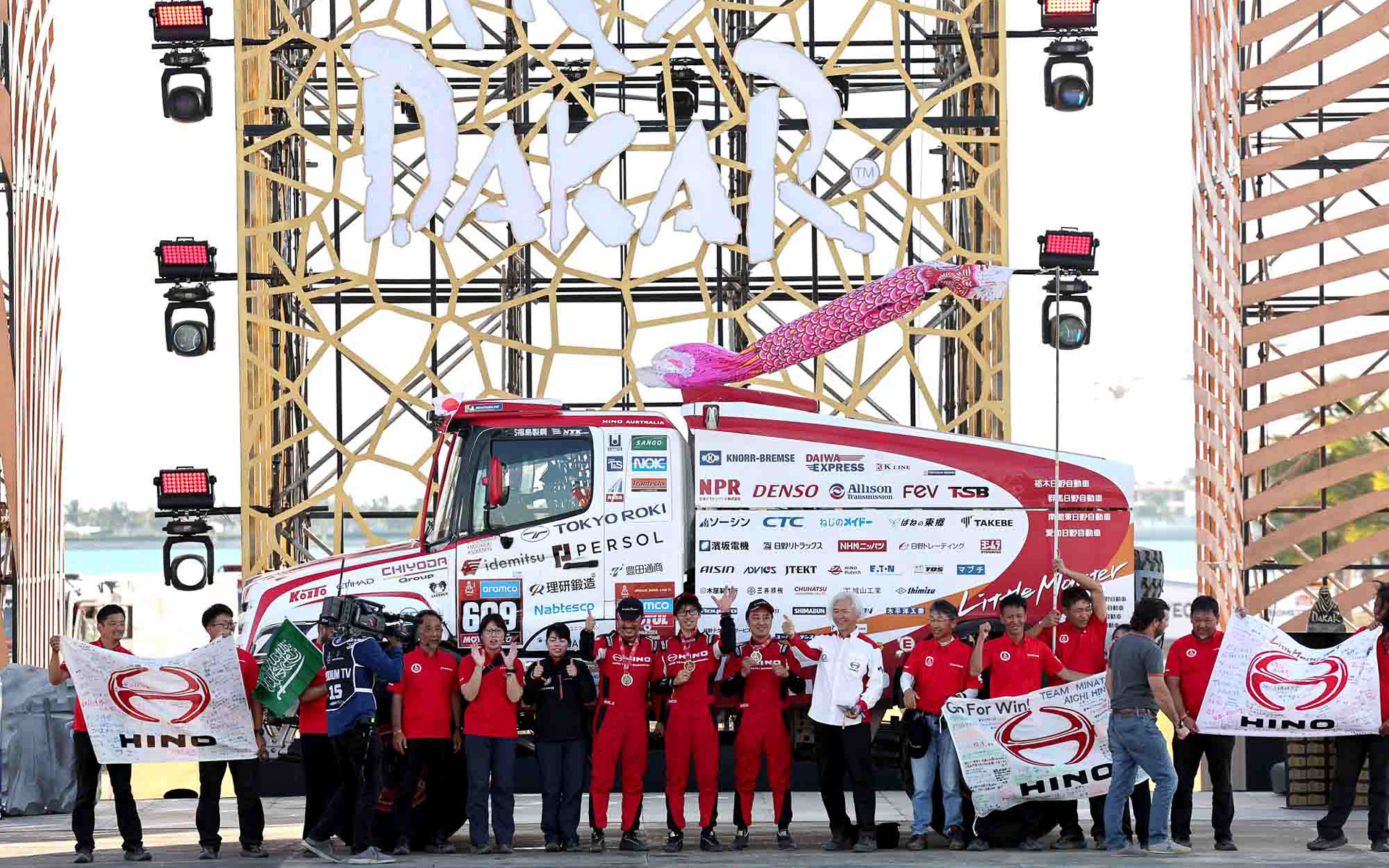 表彰台に並ぶ日野チームスガワラ