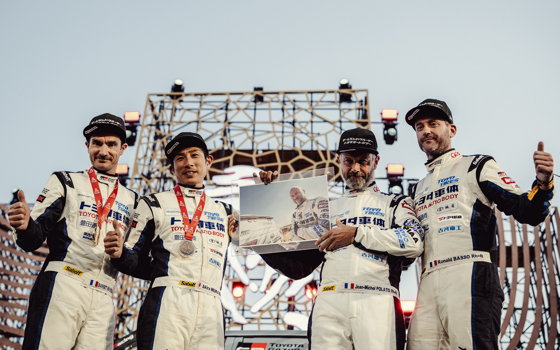 左からマイヨール・バルべ選手（500号車ナビゲーター）、三浦昂選手（500号車ドライバー）、ジャン・ミッシェル・ポラト選手（501号車ナビゲーター）、ロナルド・バソ選手（501号車ドライバー）、2023年4月に他界したローラン・リシトロイシター選手の写真も持ち寄られた