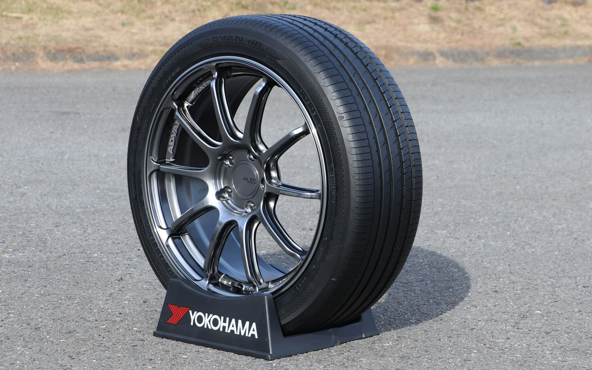 2024年2月より順次発売予定の横浜ゴムのプレミアムコンフォートタイヤ「ADVAN dB V553（アドバン・デシベル・ブイゴーゴーサン）」。写真のサイズは225/45R18 95W