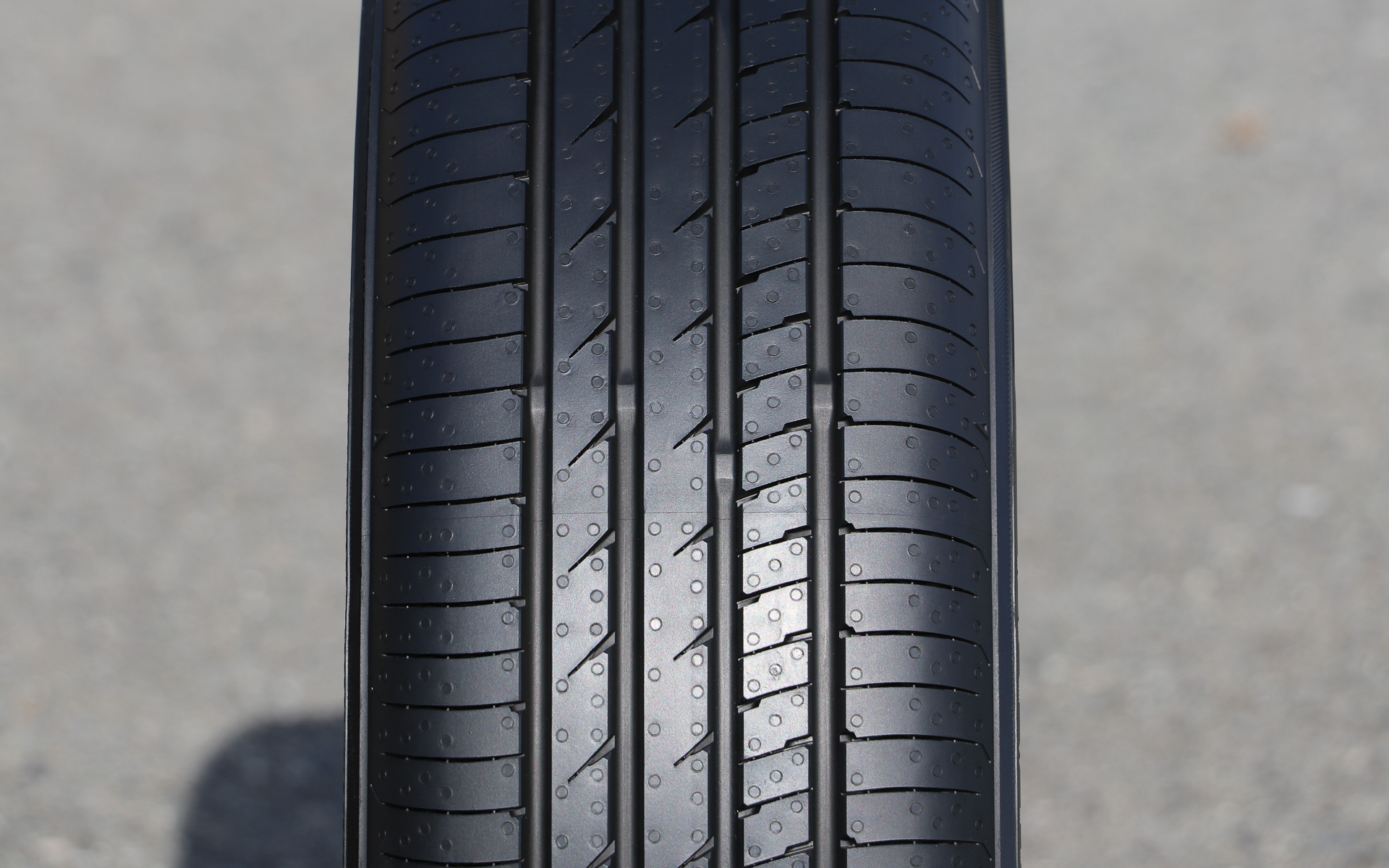 左がアウト側、右がイン側。185以下の幅のサイズには「V553A」パターンを採用し、主溝の4本や細分化されたイン側のショルダーなど同様だが、幅の狭いサイズ用にデザインの最適化が図られている