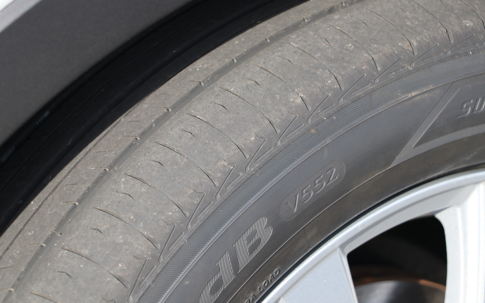 磨耗した従来品V552のアウト側ショルダー部は溝が消えそうな部分も見える