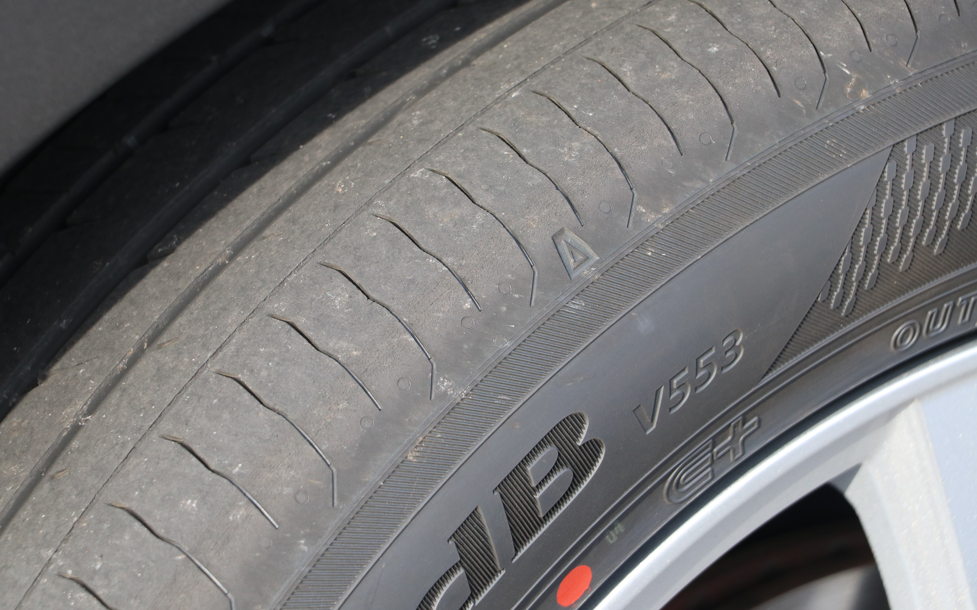 磨耗しても新製品V553のアウト側ショルダー部の溝はしっかりと残っている