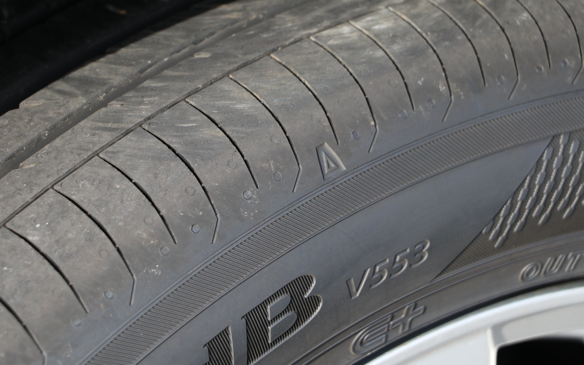 アウト側のショルダー部には真っ直ぐな溝が入る