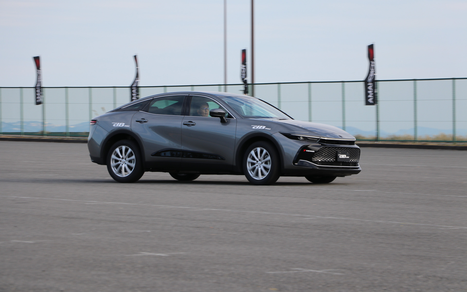 V553の新品時は少ない操舵角で駆け抜けられる感覚