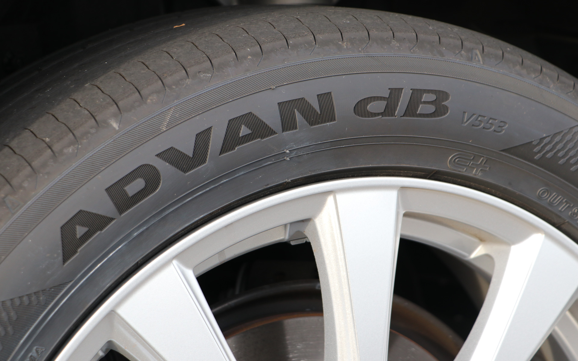 クッキリした文字が特徴のスタイリッシュ＆ダークデザイン。電動車への対応商品を示す「E＋」マークが入る