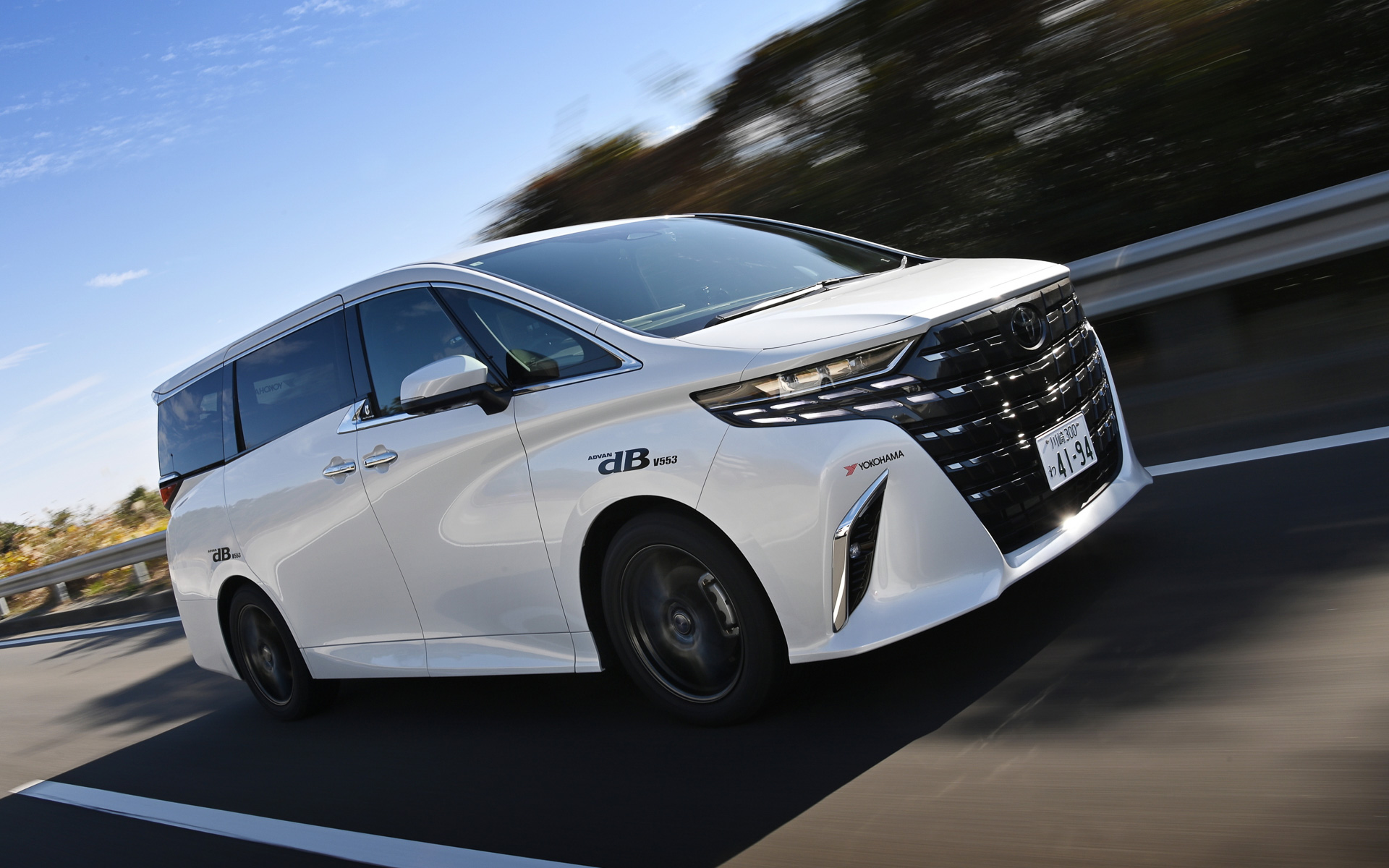 ミニバン「アルファード」では後席での静粛性も合わせて確認した