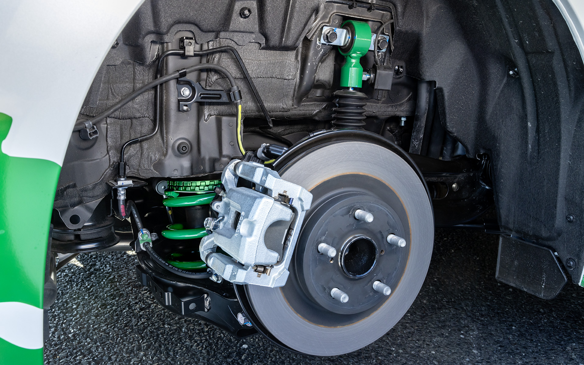 車高調整可能範囲は純正車高からフロントが9mm～76mmダウン、リアが10mm～45mmダウン。推奨車高はフロントは25mm～45mmダウン、リアは20mm～40mmダウンとしている