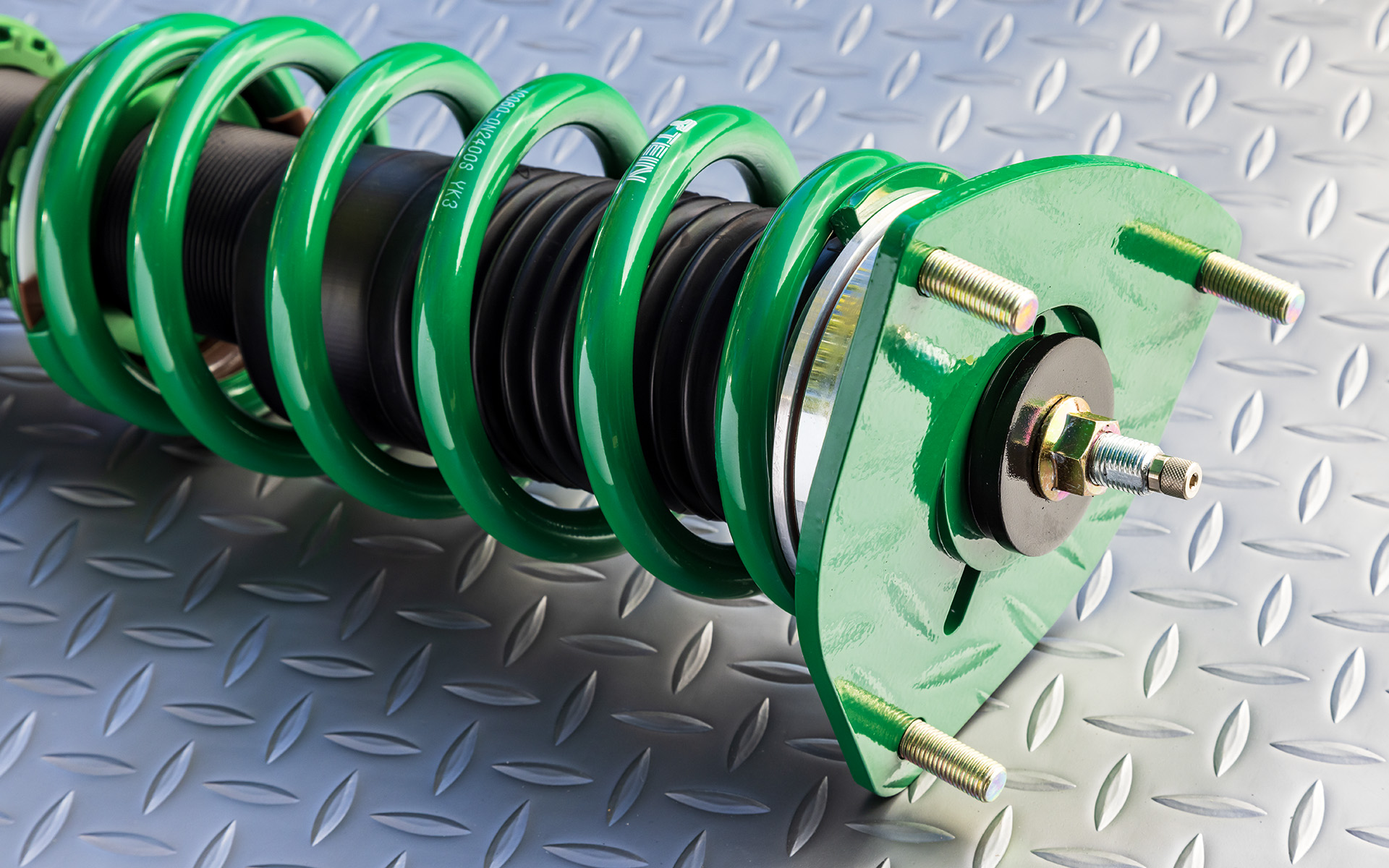 16段の伸/縮同時減衰力調整機構を搭載。EDFC5のモーターを先端に装着することで、室内から自由自在に調整が可能となる