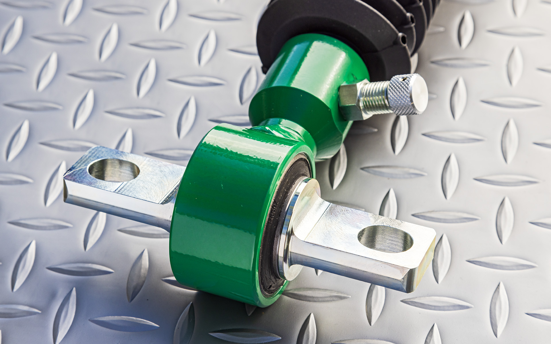 リアの減衰力調整機構は筒のサイドに配置される