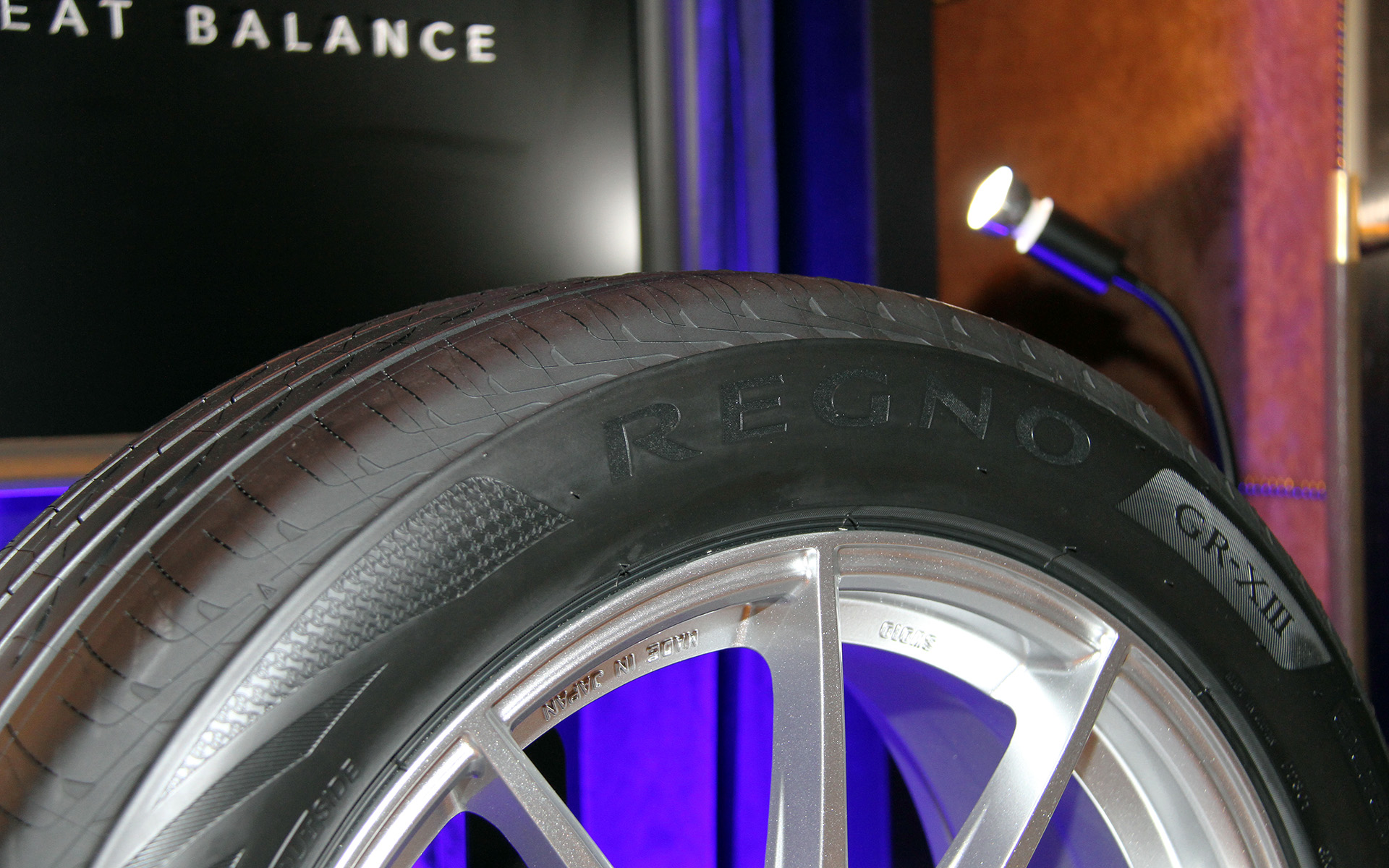 レグノ GR-X IIIでは路面からの振動を吸収してロードノイズを低減する新ゴム「GR-tech Silentゴム」の搭載や、シングルブランチ型消音器と突き通しサイプにより音の周波数を変えて、気になりにくい音にチューニングする3Dノイズ抑制グルーブ、シークレットグルーブなどを採用。これらによって従来品の「レグノ GR-X II」と比較し、荒れたアスファルト舗装路で気になりやすいロードノイズ（低周波）を12％低減。スムーズなアスファルト舗装路で気になりやすいパタンノイズ（高周波）も8％低減することに成功している