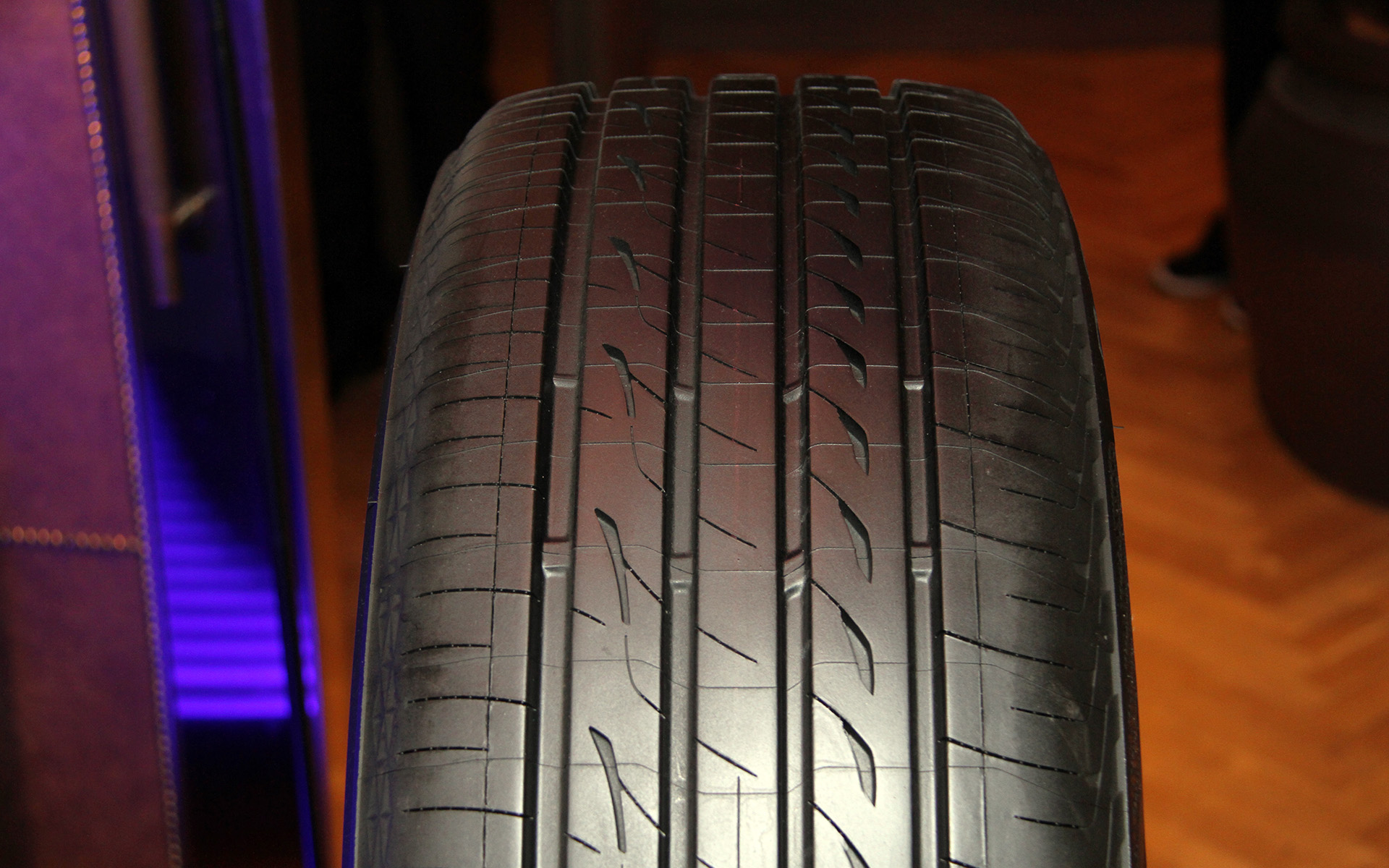 レグノ GR-X IIIでは路面からの振動を吸収してロードノイズを低減する新ゴム「GR-tech Silentゴム」の搭載や、シングルブランチ型消音器と突き通しサイプにより音の周波数を変えて、気になりにくい音にチューニングする3Dノイズ抑制グルーブ、シークレットグルーブなどを採用。これらによって従来品の「レグノ GR-X II」と比較し、荒れたアスファルト舗装路で気になりやすいロードノイズ(低周波)を12%低減。スムーズなアスファルト舗装路で気になりやすいパタンノイズ(高周波)も8%低減することに成功している