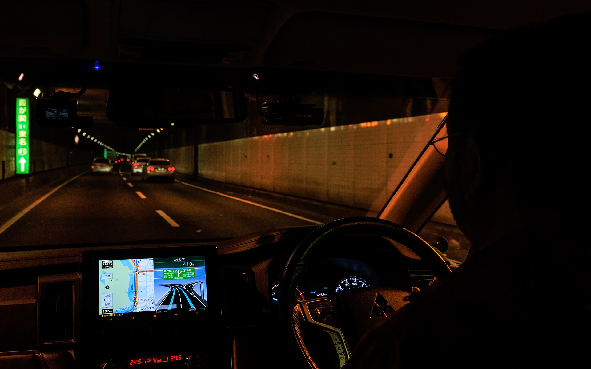 あらゆる場所で正確に自車位置を認識するためのロジック「マルチフィールドマップマッチング」や「自車位置精度専用チップ」、独自開発の「傾斜型ジャイロセンサー」と「傾斜型Gセンサー」などにより、自車位置を正確に示し続けてくれる