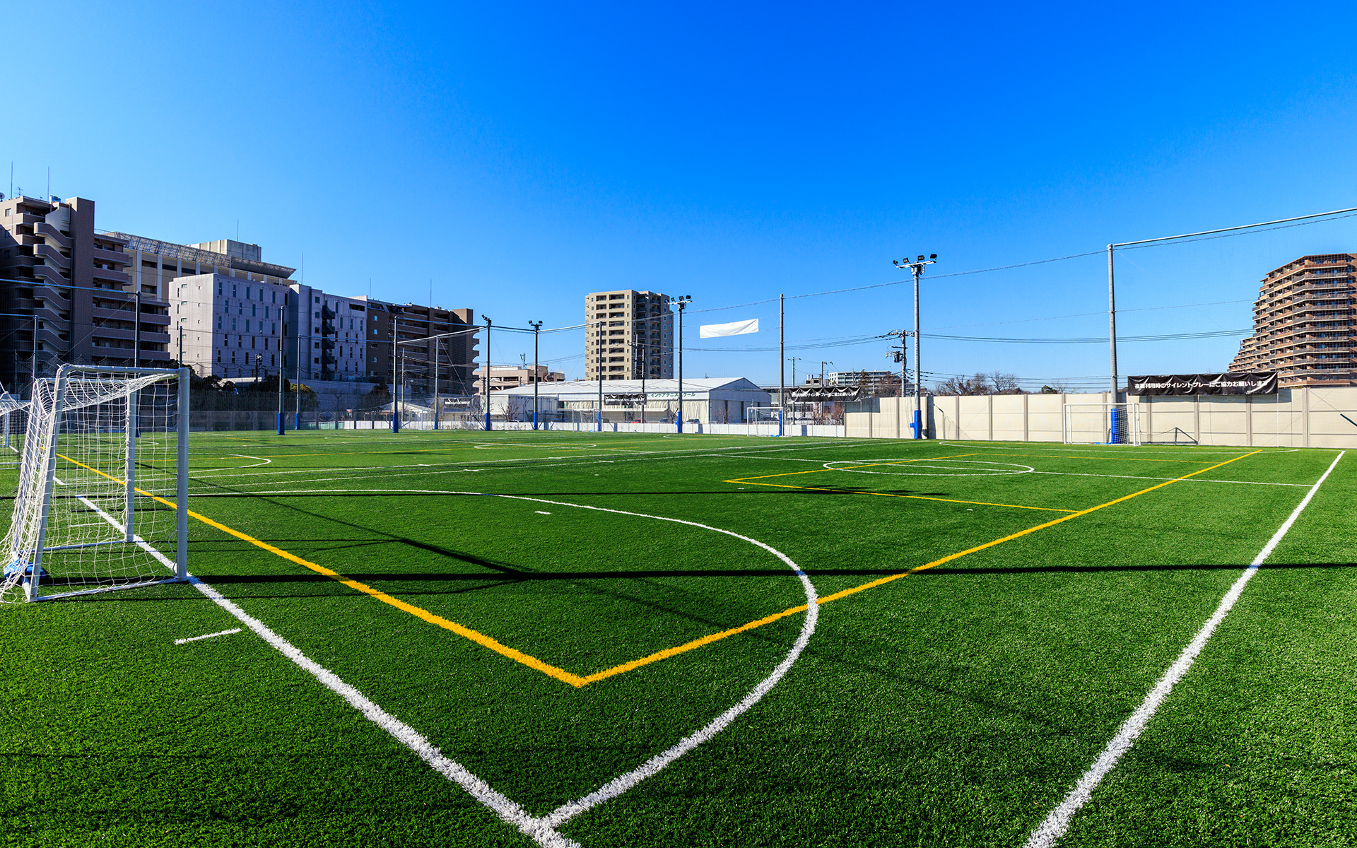 コートは事前予約制のほか、個人で参加できる枠なども用意している。詳細は<a href="https://shisetsu.mizuno.jp/shinyurigaoka" class="n" target="_blank">「ミズノフットサルプラザ新百合ヶ丘公式ホームページ」</a>を確認していただきたい。所在地：神奈川県川崎市麻生区万福寺2-2-1　TEL：044-455-7726