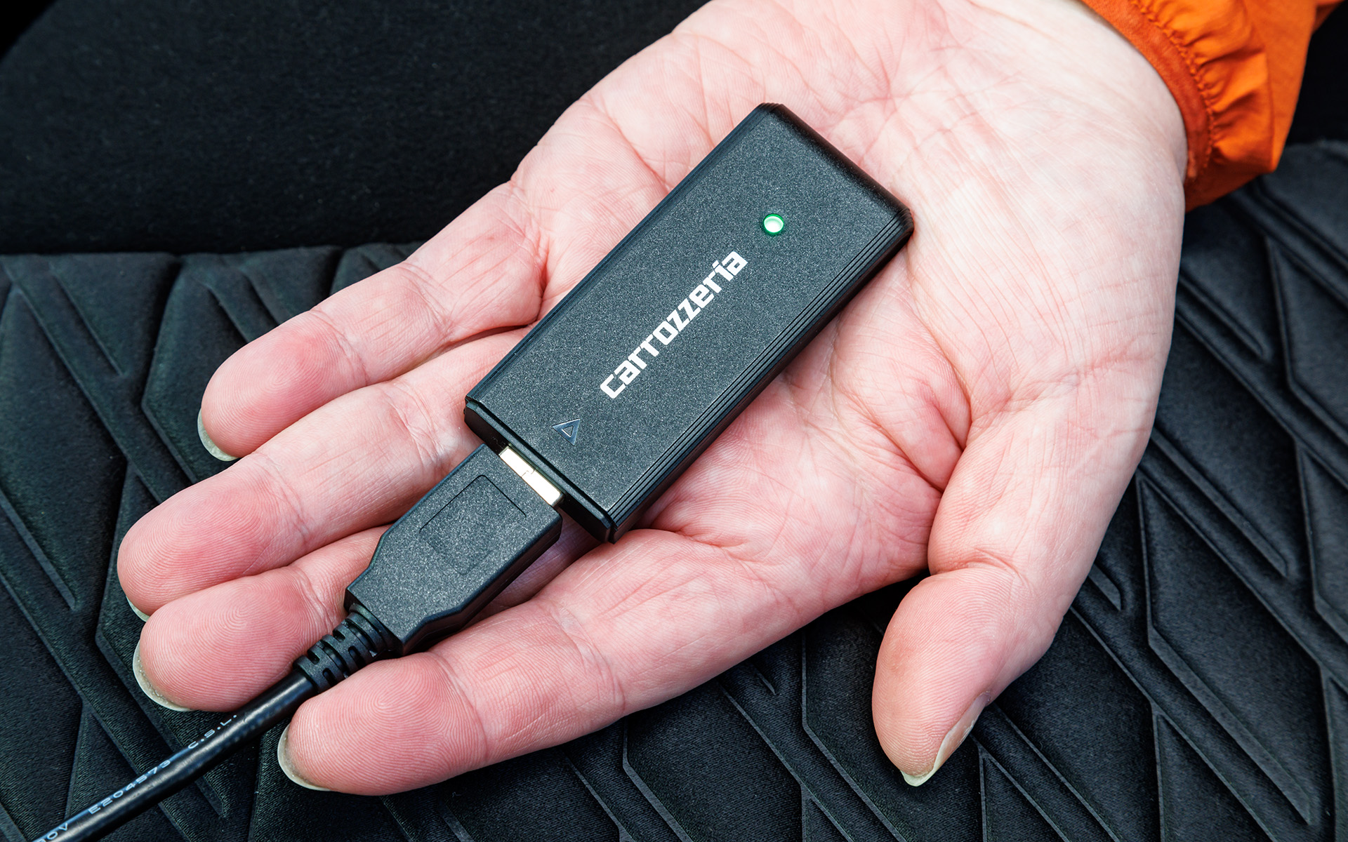 これが本体に同梱しているNTTドコモの車内向けインターネット接続サービス「docomo in Car Connect」に対応する「ネットワークスティック」。モデルによっては別売りもある。なお、自動地図更新、ストリーミングビデオ、レコーダーアクセス、アクセスポイントモードの利用には「docomo in Car Connect」の契約が必要で、その他の通信機能は契約不要で使用できる。※スマートフォンなどでのテザリングによる利用も可能