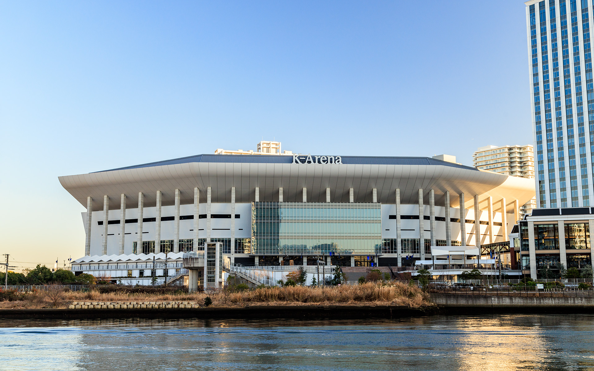 神奈川県横浜市西区みなとみらい6-2-14に位置し、ホテル「ヒルトン横浜」や「横浜アンパンマンこどもミュージアム」などが近くに並ぶ。公演スケジュールなどは<a href="https://k-arena.com/" class="n" target="_blank">「Kアリーナ横浜公式ホームページ」</a>を参照いただきたい