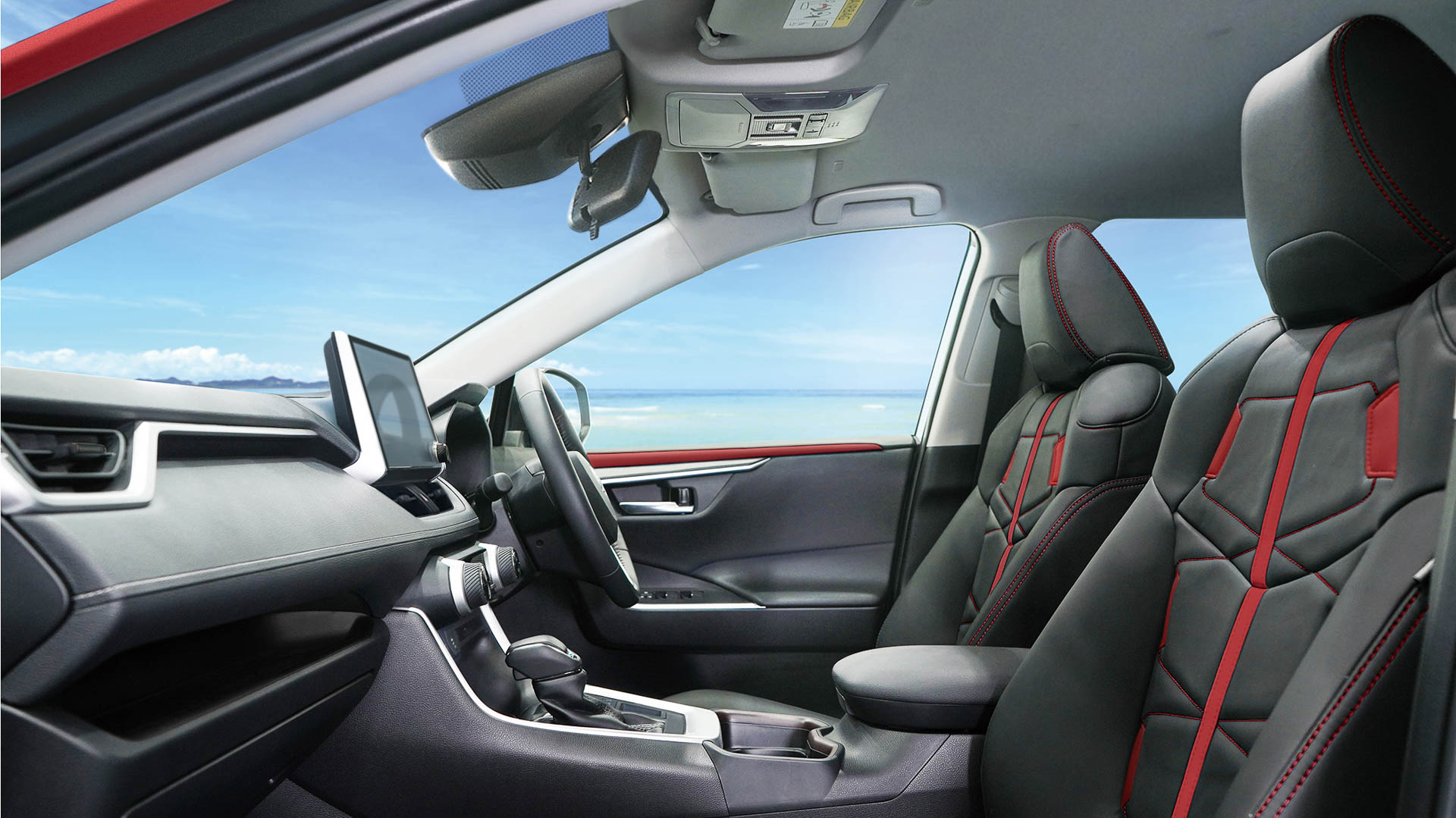 内装もブラックとレッドでコーディネート