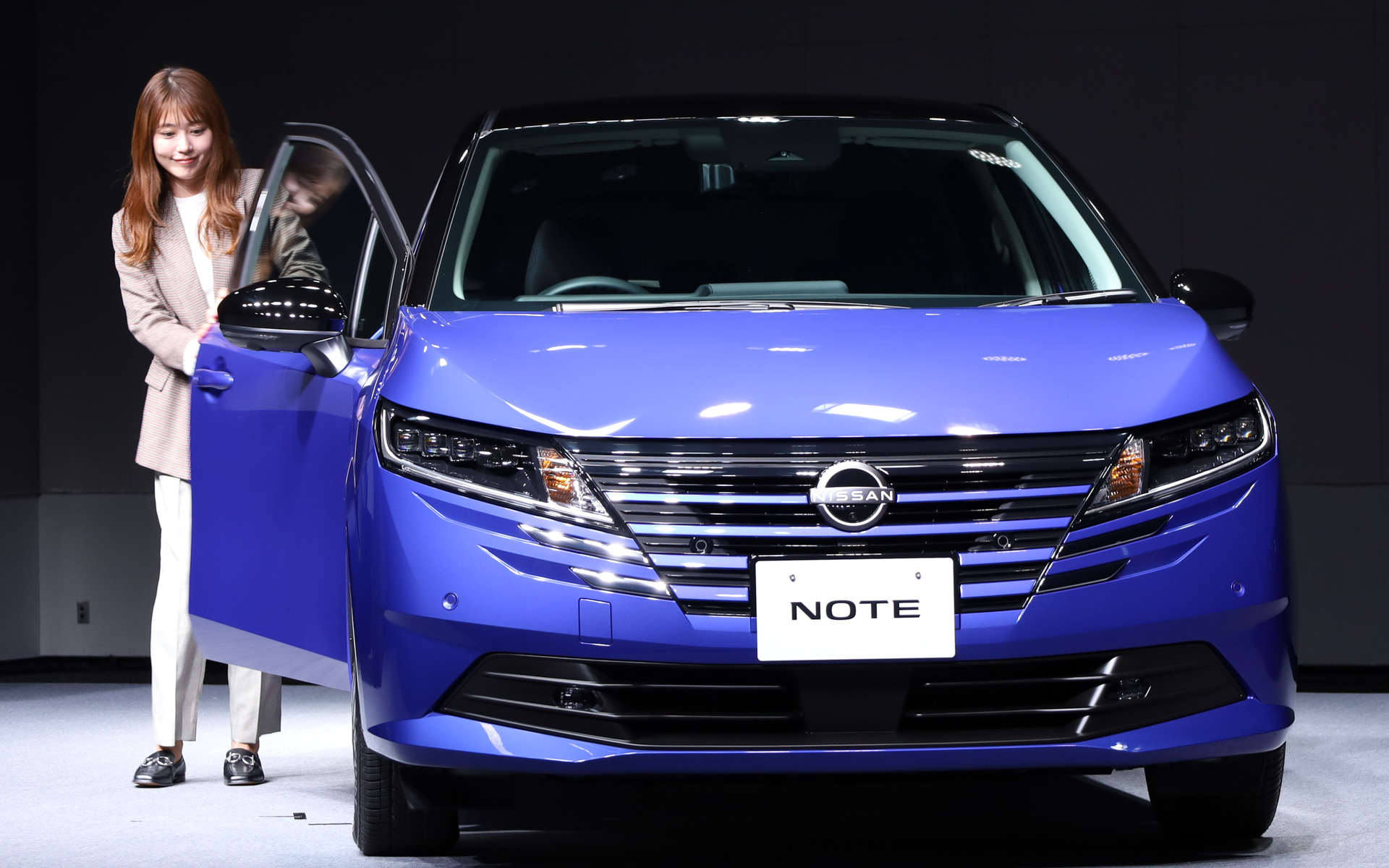 有村さんがマイナーチェンジしたノートに乗って登場した