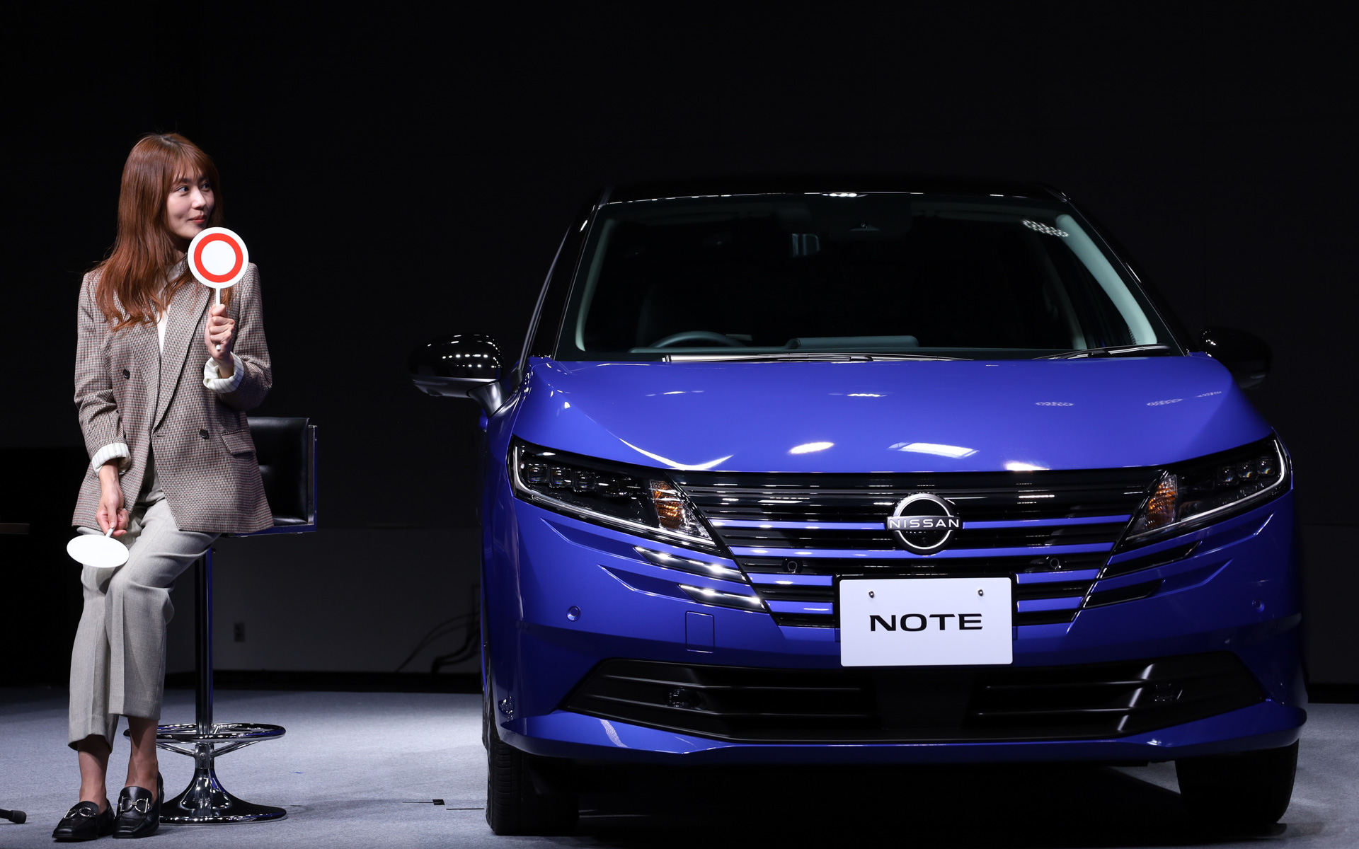 ノートに関するクイズに挑戦する有村さん