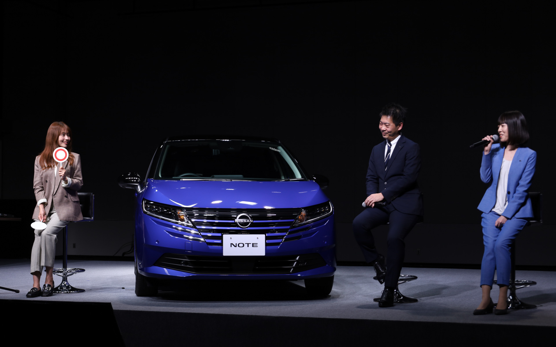 写真左から有村架純さん、日産自動車 チーフマーケティングマネージャー 村田直哉氏、日産自動車 チーフプロダクトスペシャリストの池野内真弥氏