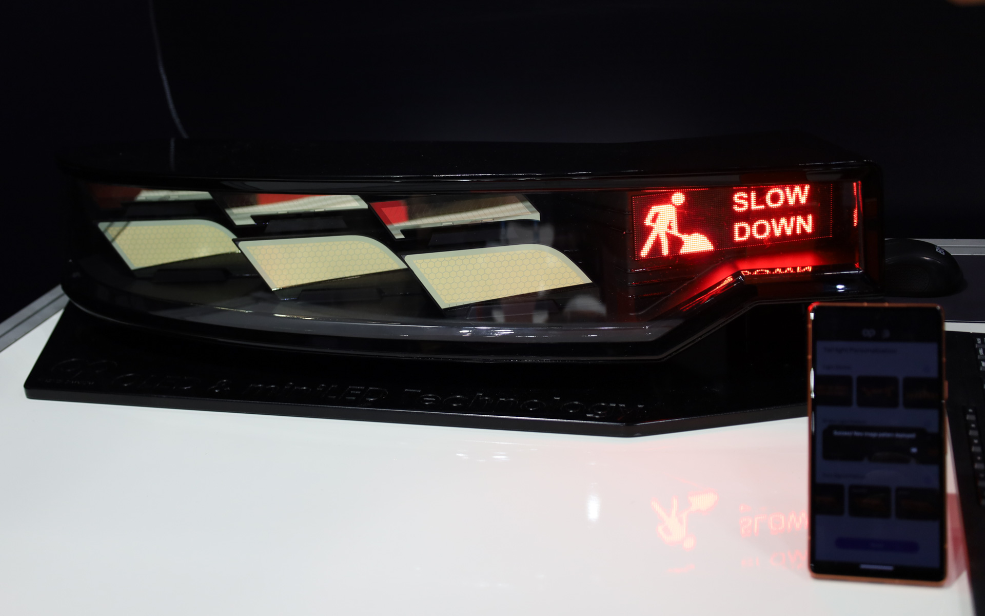 ブレーキランプユニットに車両の動きに合わせた情報を表示できるデモ