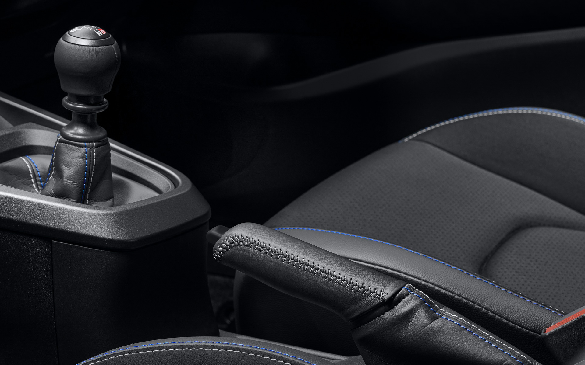 フィンランド国旗をあしらったステッチ