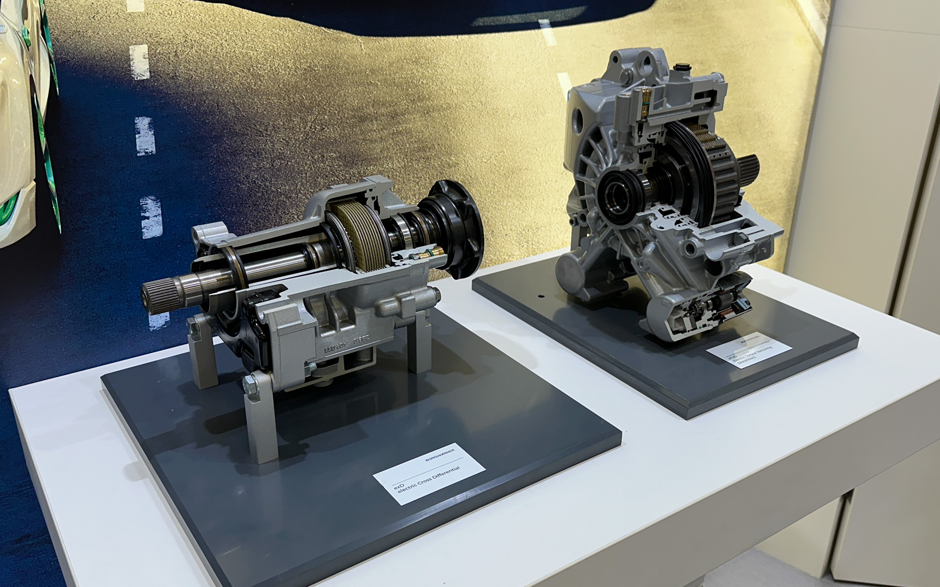 オートモーティブワールド2024の会場で展示された電動車向け製品群