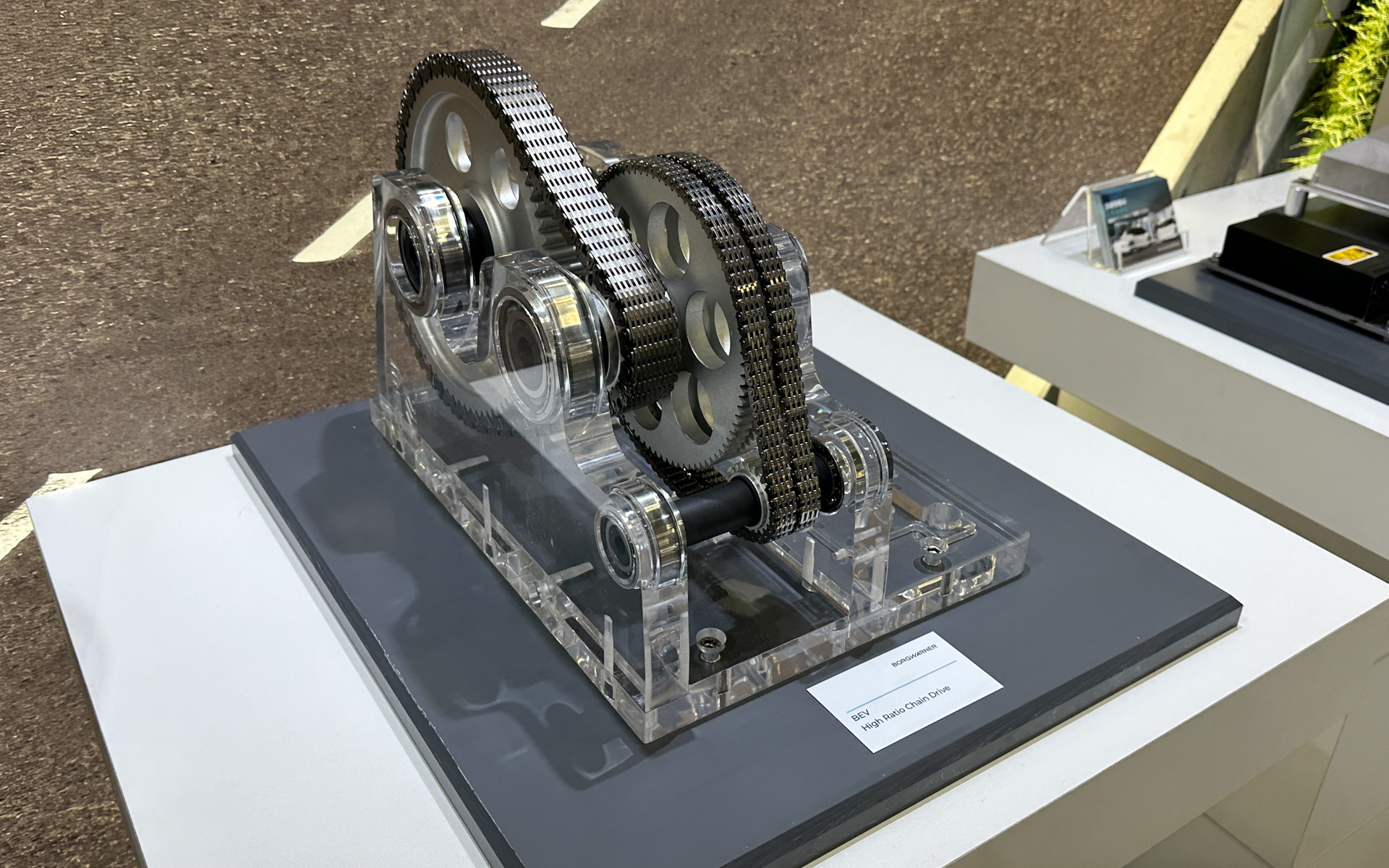 オートモーティブワールド2024の会場で展示された電動車向け製品群