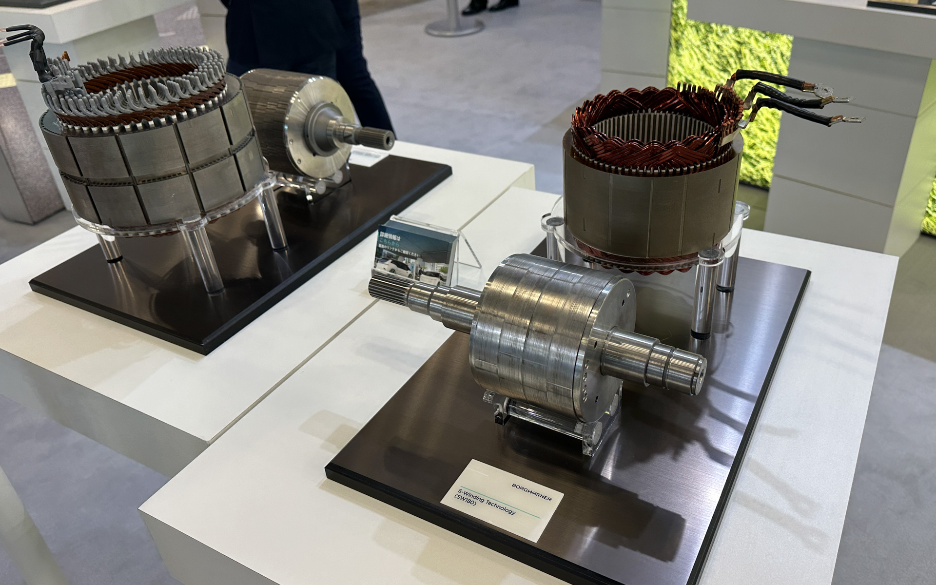 オートモーティブワールド2024の会場で展示された電動車向け製品群