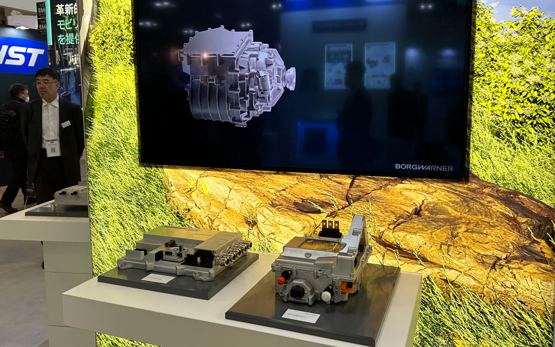 オートモーティブワールド2024の会場で展示された電動車向け製品群