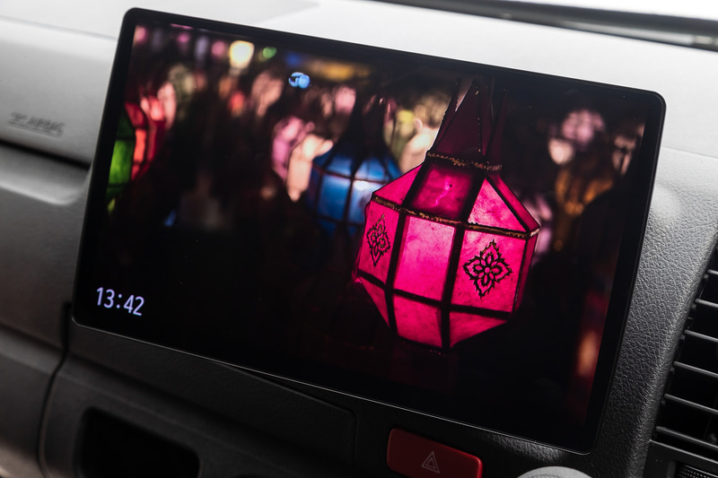 DVD/Blu-rayディスク、地デジ、Bluetoothによる音楽再生など豊富なエンタメ機能を備える