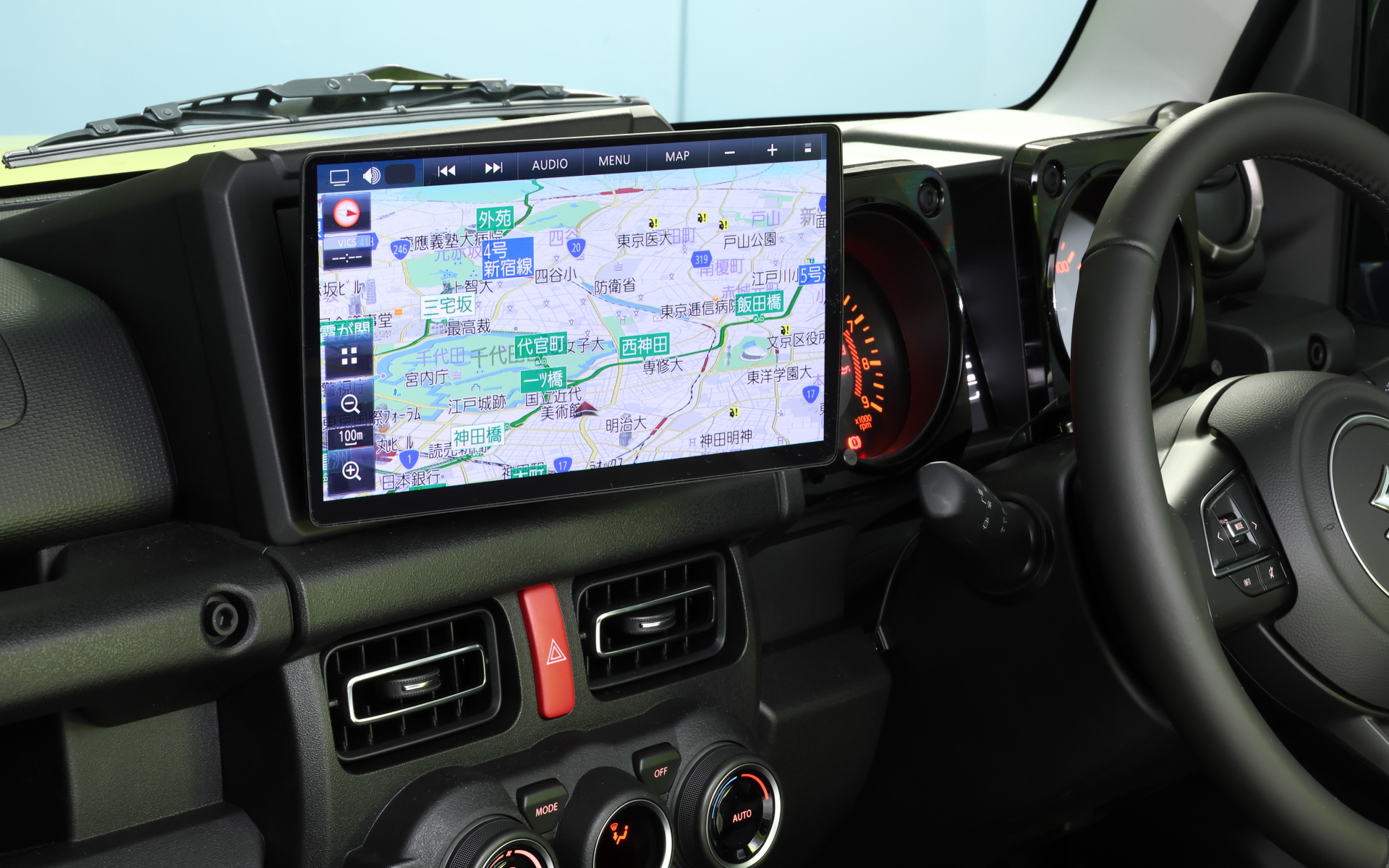 左右には15度の首振りが可能なスイング機構を備える