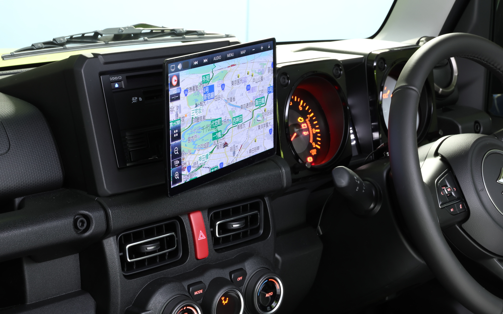 左右には15度の首振りが可能なスイング機構を備える