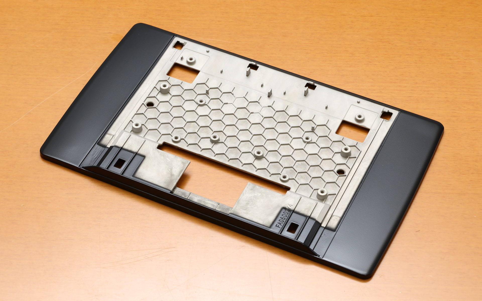 マグネシウム合金のフレーム。ハニカム構造とすることで強度だけでなく放熱性も高めている