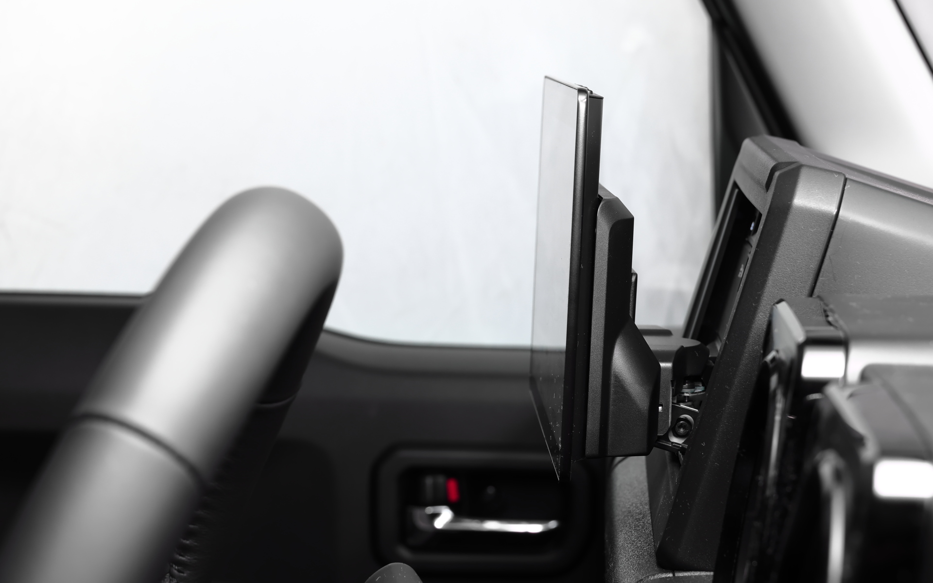 有機ELディスプレイの内部は、バックライトなどの部品を省けるため、その分薄く、軽くできるのが特徴の1つ