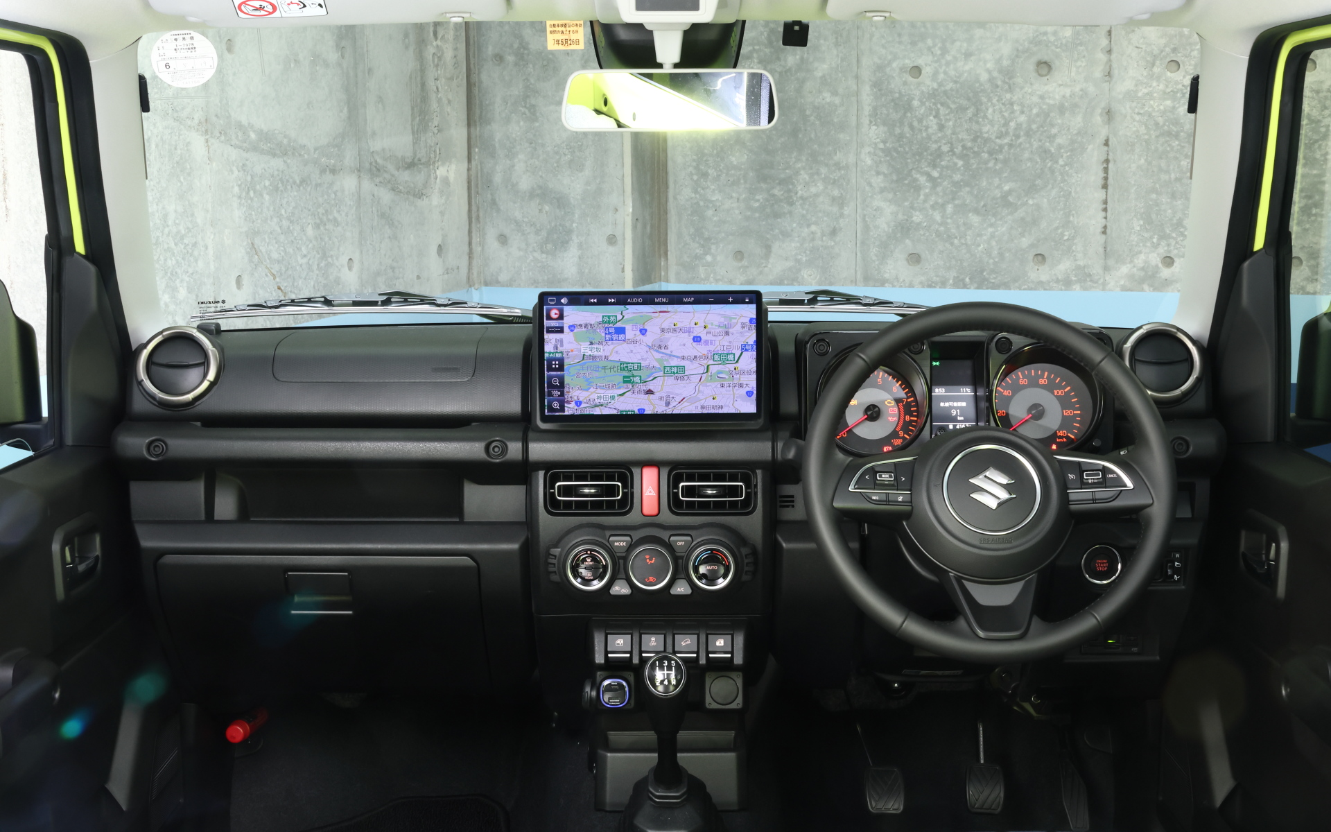 軽自動車のインテリアにもフィットする10V型のストラーダ。コンパクトな室内だけに大画面の存在感は大きい