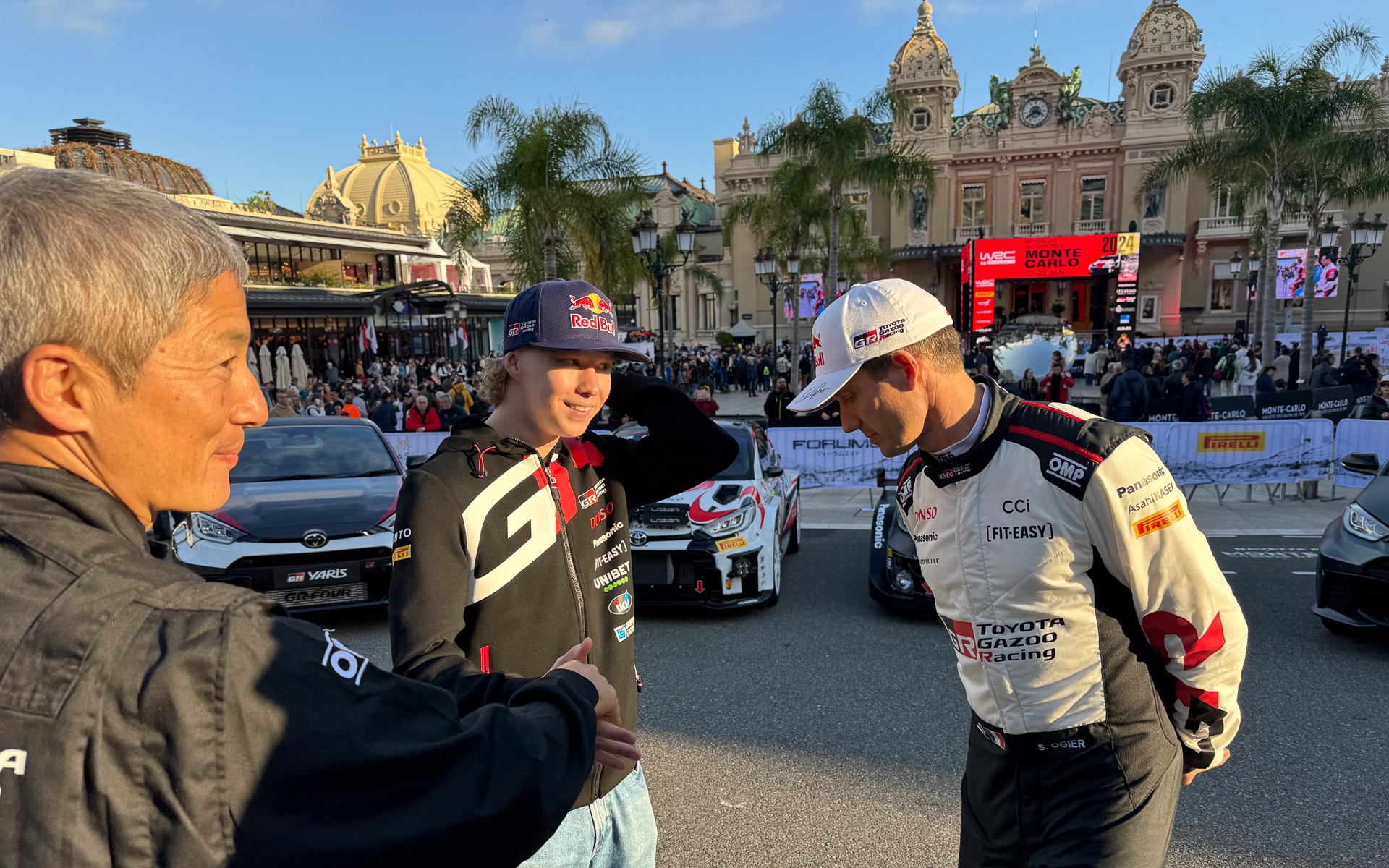 フォトセッションのために2人をあんないする齋藤チーフエンジニア（左）