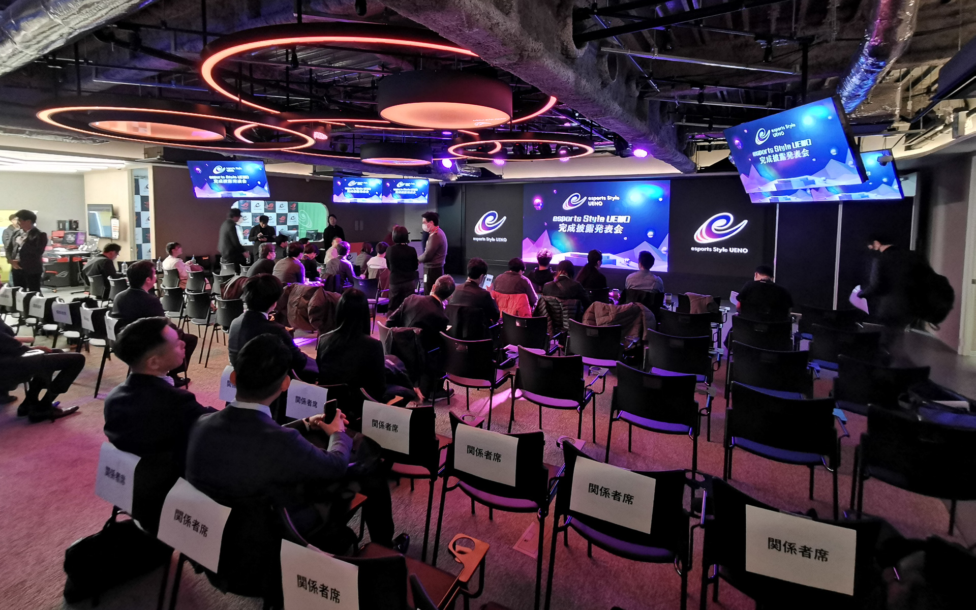 発表会の会場は平常時はテーブルとゲーミングPCが多数並ぶフロアになる