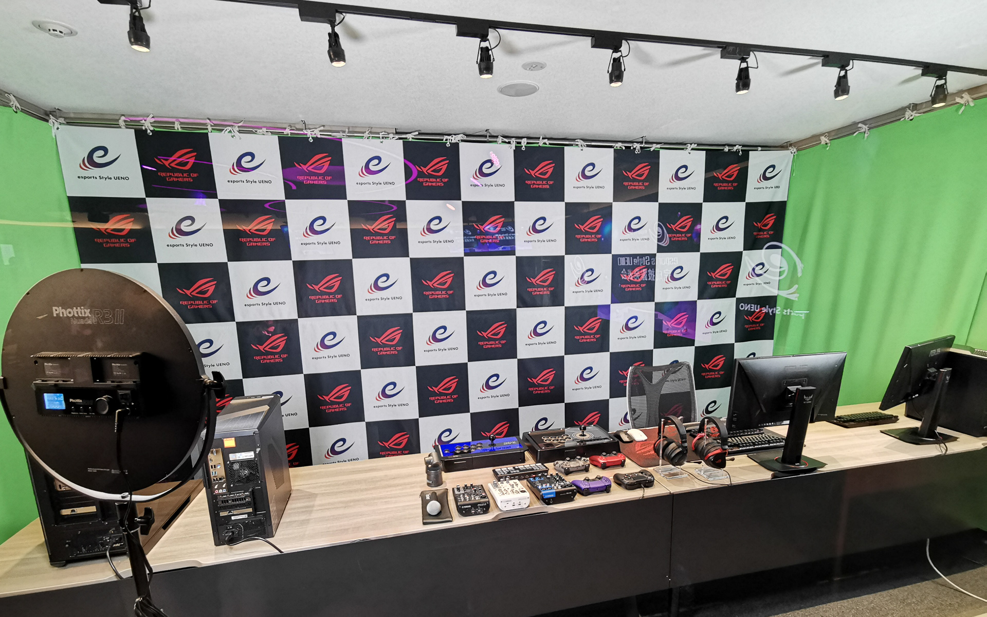 本格的な配信用ルームだが、初心者でも使いやすい機材をそろえたという