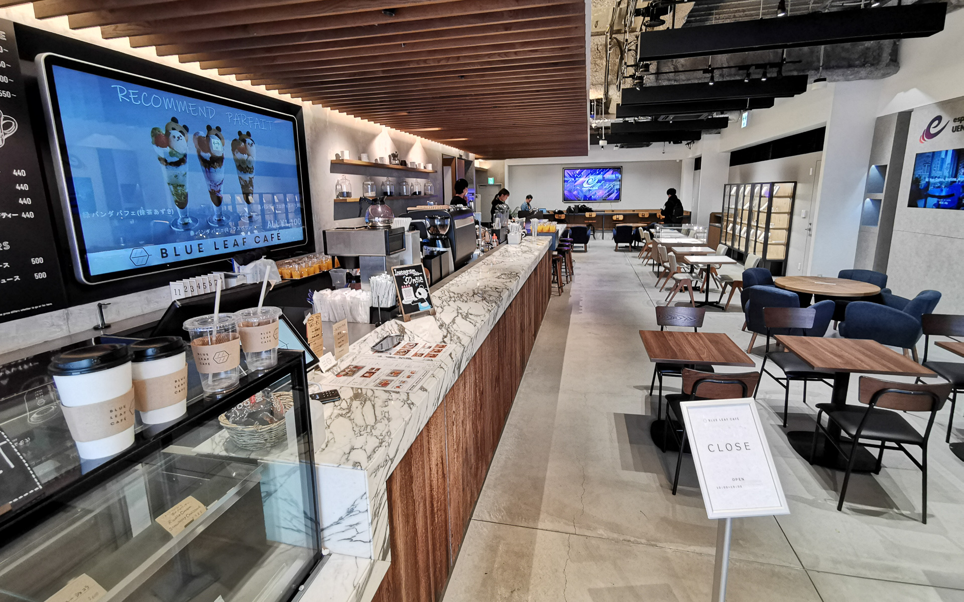 1階にある「BLUE LEAF CAFE」は、スイーツ系だけでなくフレンチトーストやサンドウィッチ、パニーニやパスタなども提供する本格的カフェ。奥には80インチの大型モニターを完備。座席数は約50席