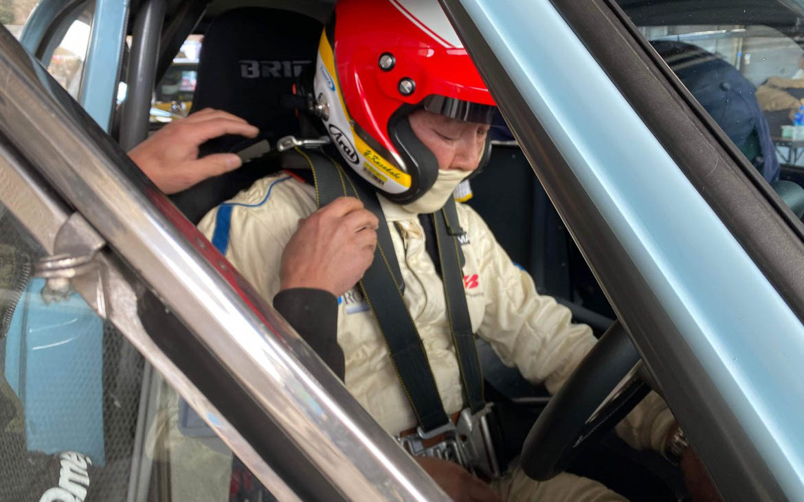 ピットガレージでコースイン前の最後の確認。「う～ん、ギヤが入らないなぁ～」