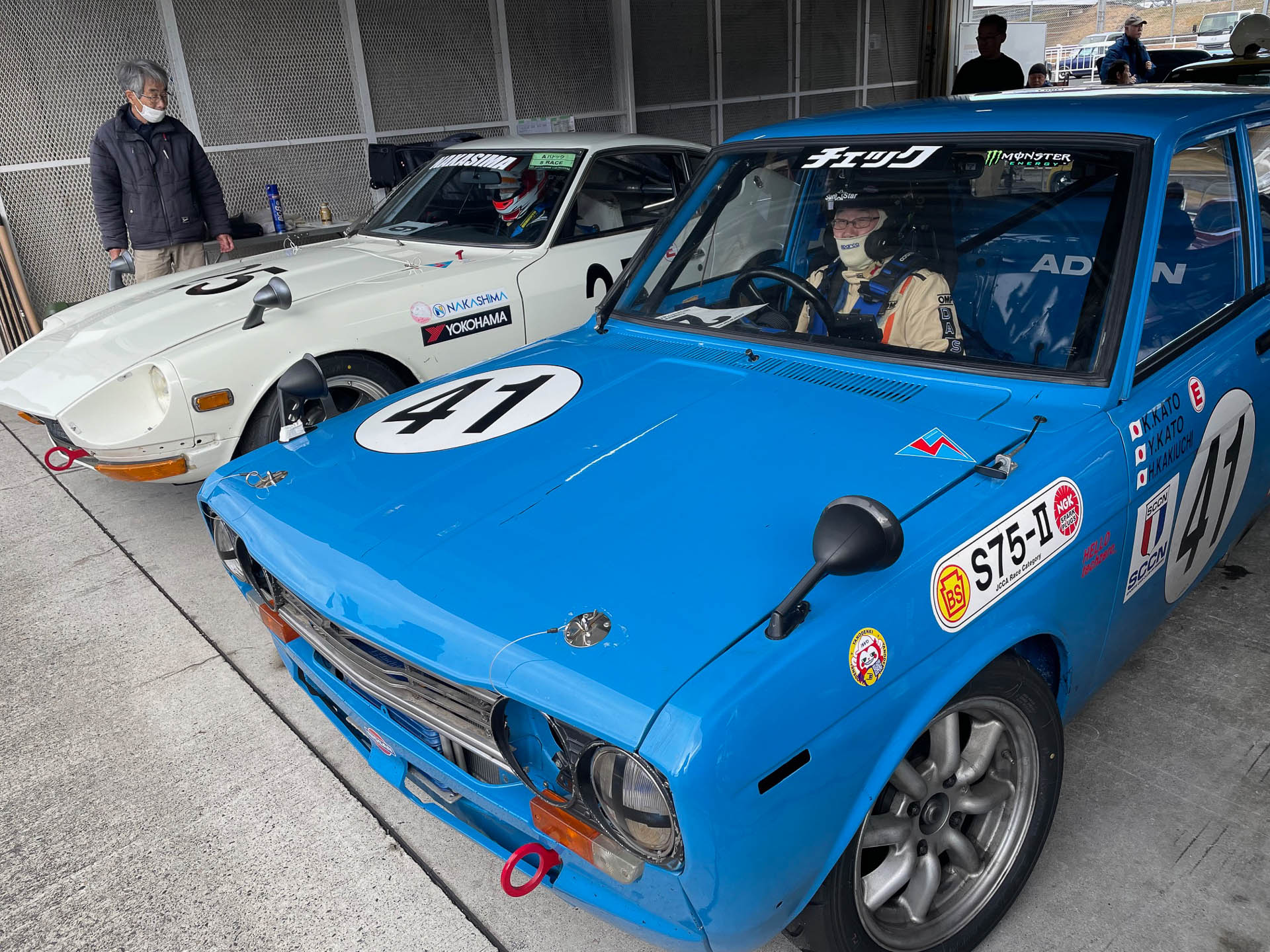 ピットガレージで待機する510とZ、それぞれ当時を彷彿とするデカールで楽しんでます