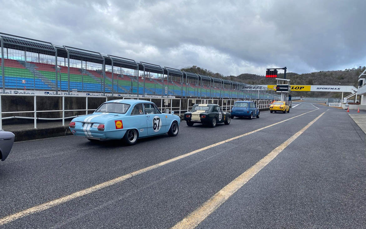 ピットレーンでコースインを待つ旧車たち。皆さん本気です。左にちょっと見えるのが510、ベレット、ホンダS800、ミニ、ホンダ9クーペ