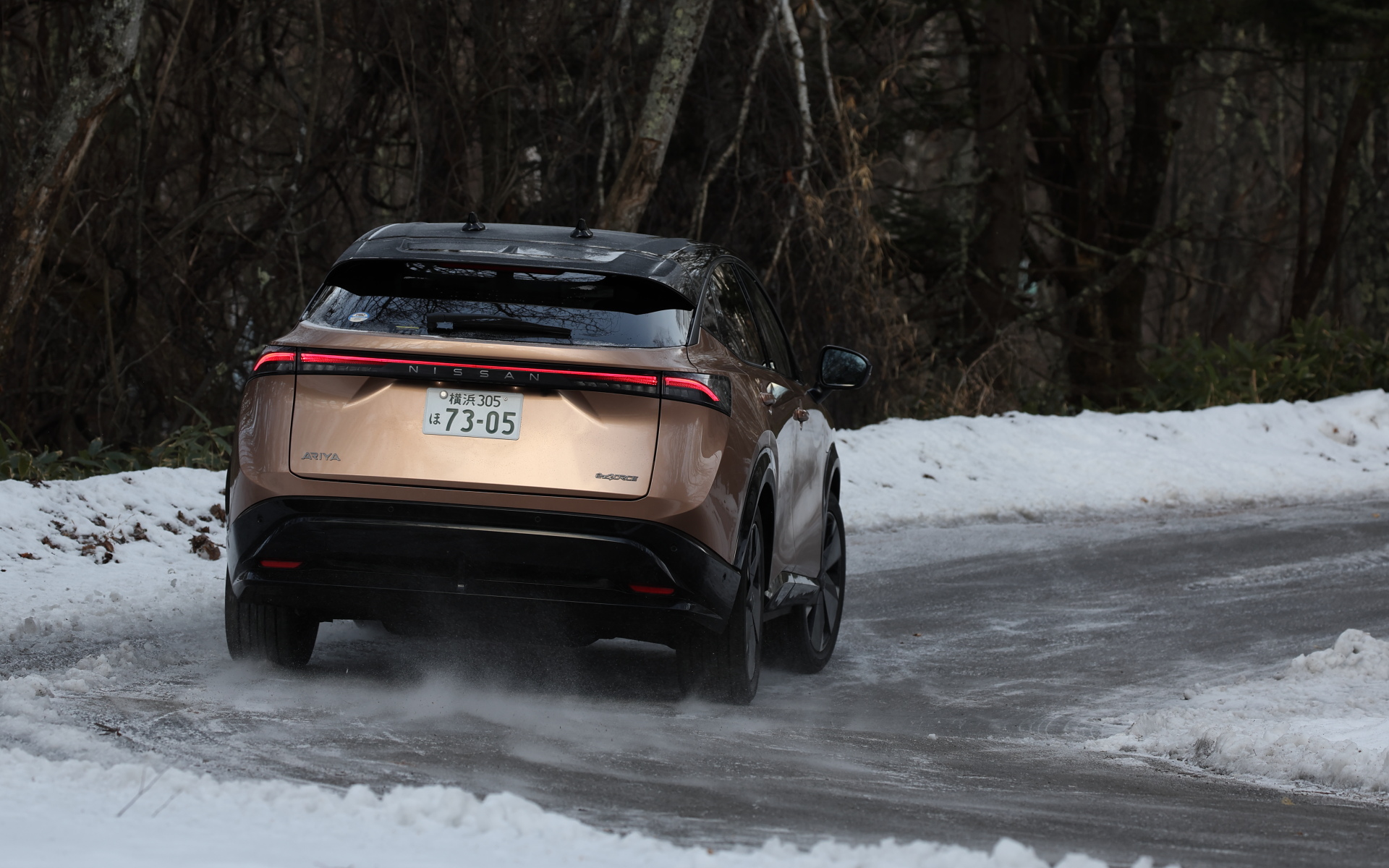 アリア B9 e-4ORCE limited。91kWhのバッテリを搭載し、フロントモーターは最高出力160kW（218PS）/5950-11960rpm、最大トルク300Nm（30.6kgfm）/0-4392rpmを、リアモーターは最高出力160kW（218PS）/5950-10320rpm、最大トルク300Nm（30.6kgfm）/0-4392rpmを発生する。装着スタッドレスタイヤはブリヂストン VRX3