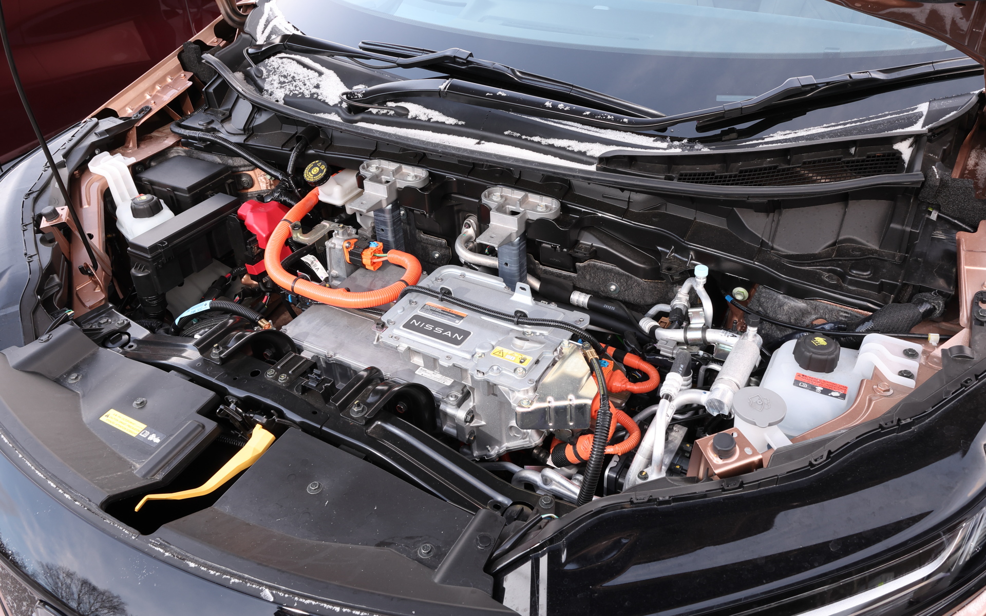 アリア B9 e-4ORCE limited。91kWhのバッテリを搭載し、フロントモーターは最高出力160kW（218PS）/5950-11960rpm、最大トルク300Nm（30.6kgfm）/0-4392rpmを、リアモーターは最高出力160kW（218PS）/5950-10320rpm、最大トルク300Nm（30.6kgfm）/0-4392rpmを発生する。装着スタッドレスタイヤはブリヂストン VRX3